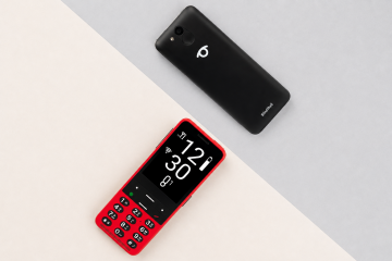 Zwei BlindShell Classic 2-Telefone sind auf einem diagonal geteilten cremefarbenen und hellgrauen Hintergrund abgebildet. Ein rotes BlindShell Classic 2 wird von vorne mit seinem großen, kontrastreichen Display und der taktilen physischen Tastatur gezeigt, während ein schwarzes BlindShell Classic 2 von hinten mit der Kamera, der SOS-Taste und dem BlindShell-Logo zu sehen ist.