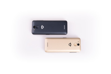 Das Bild zeigt zwei BlindShell Classic 3 Telefone: eines in Ozeanblau und das andere in Sandgold. Die Telefone sind von der Rückseite aus abgebildet.