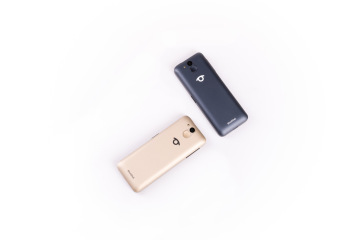 Das Bild zeigt zwei BlindShell Classic 3 Telefone – eines in Sandgold und das andere in Ozeanblau – vor einem weißen Hintergrund.