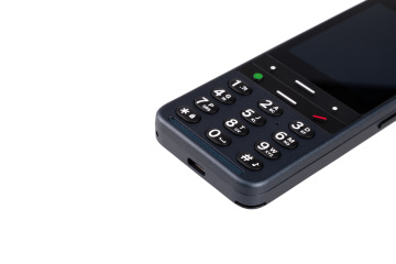 Das Bild zeigt eine Nahaufnahme des Tastenfelds des ozeanblauen BlindShell Classic 3. Das Telefon verfügt über große, klar definierte Tasten mit Zahlen und Symbolen sowie ein kleines Display am oberen Rand. Unten sind die Lade- und Anschlussbuchsen sichtbar.